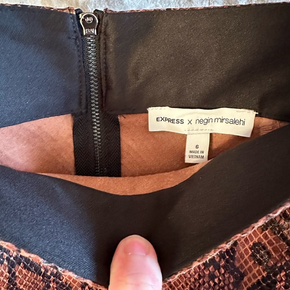 EXPRESS x Negin Mirsalehi ($88)
Vegan Leather Snakeskin Print Midi
Skirt size 6 - Picture 3 of 11